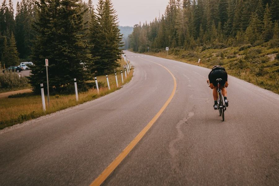 Fietser op een bergweg